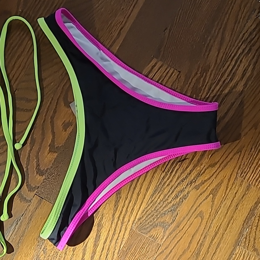 Bikini - Picture 2 of 5